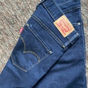 Dark blue Levis skinny jeans